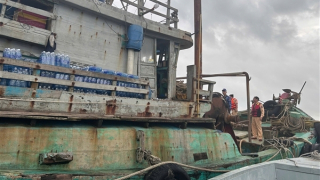 Thuỷ đoàn 1 cùng Cảnh sát biển bắt tàu cá vận chuyển trái phép gần 50 nghìn lít dầu DO