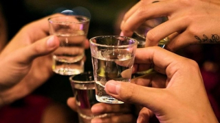 Truy xuất nguồn gốc rượu khiến 1 người tử vong, nhiều người nhập viện