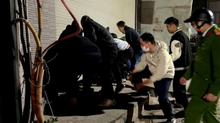 Phá cửa cuốn cứu 4 người mắc kẹt trong căn nhà sát chợ
