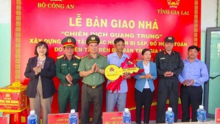 Bàn giao 2 căn nhà “Chiến dịch Quang Trung” đầu tiên ở Gia Lai do Công an xây dựng
