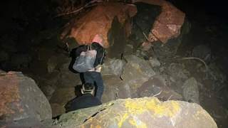 Công an xã kịp thời đưa cháu bé 1 tuổi qua khu vực sạt lở đi cấp cứu