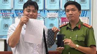 Công an “phường du lịch” liên tiếp trao trả tài sản cho người dân và du khách