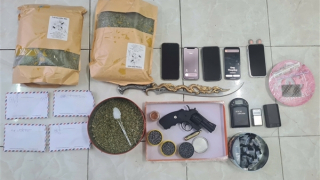 Bắt ma túy... lòi ra súng đạn