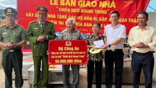 Công an tỉnh Lâm Đồng tiếp tục bàn giao nhiều căn nhà mới cho người dân