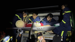 Cảnh sát cắt cabin giải cứu 2 người mắc kẹt trong xe khách sau TNGT