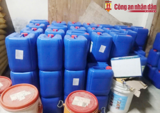 Phát hiện trên 11 tấn hóa chất công nghiệp không rõ nguồn gốc