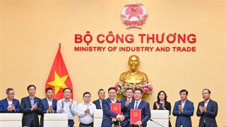 Đồng chí Lê Mạnh Hùng tiếp nhận bàn giao công tác Bí thư Đảng ủy, Quyền Bộ trưởng Bộ Công Thương