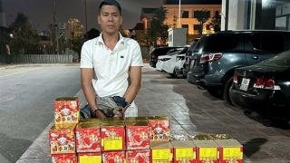 Khởi tố tài xế Toyota Camry chở 1,3 tạ pháo đem bán