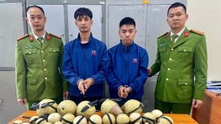 Ôm hai thùng “hàng Tết”, đứng hóng gió đêm ven đường