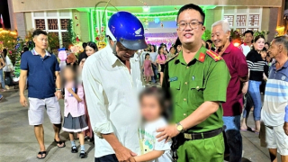 Công an phường giúp bé gái đi lạc trong đêm Giáng sinh về nhà an toàn