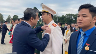 Tiếp tục phấn đấu, giữ vững bản lĩnh, tận tụy phục vụ nhân dân