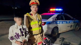Bé trai đạp xe đi lạc trong đêm được CSGT giúp đỡ