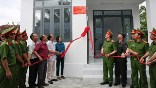 Công an tỉnh Khánh Hòa bàn giao thêm hai căn nhà trong "Chiến dịch Quang Trung"