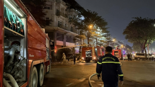 Kịp thời khống chế, dập tắt đám cháy dãy biệt thự liền kề ở Hà Nội