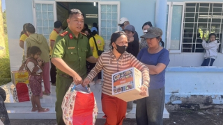 Công an tỉnh Lâm Đồng trao 515 phần quà cho bà con vùng lũ