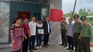 Công an tỉnh Đắk Lắk trao tặng căn nhà đầu tiên trong “Chiến dịch Quang Trung”