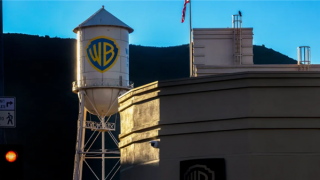 Phía sau thương vụ sáp nhập đình đám ở Hollywood