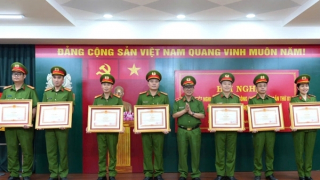 Trao Bằng khen của Chính phủ và cờ thi đua của Bộ Công an tặng các tập thể, cá nhân Trường Cao đẳng CSND II