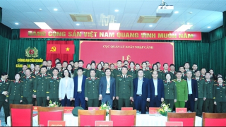 Phong cấp bậc hàm đối với viên chức, nhân viên An ninh hàng không vào công tác tại Cục Quản lý xuất nhập cảnh