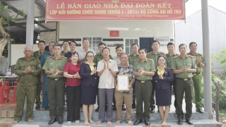 Công an Cà Mau bàn giao nhà Đại đoàn kết tại xã Tạ An Khương