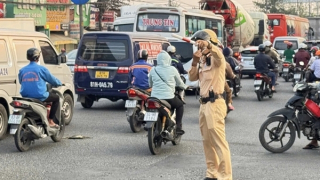 CSGT có mặt tại các điểm nóng giúp người dân về quê nghỉ Tết dương lịch an lành