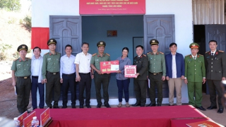 Công an Lâm Đồng bàn giao thêm 5 căn nhà cho người dân các xã biên giới