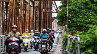 Xe máy lại được lưu thông bình thường qua cầu Long Biên