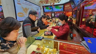 Chiều cuối năm, giá vàng tiếp tục giảm