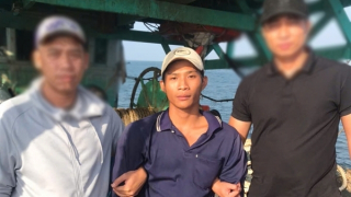 Trinh sát hình sự "khóa tay" kẻ giết người trốn truy nã ở trên ghe