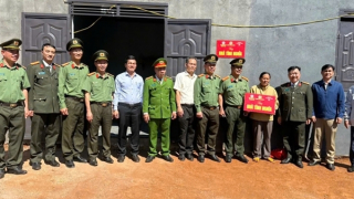 Hiệp hội Thể thao CAND Việt Nam bàn giao nhà cho hộ nghèo biên giới