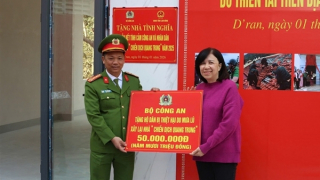 Trao quà của Bộ Công an cho gia đình được xây nhà mới sau lũ ở Lâm Đồng