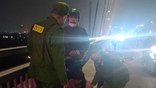 Kịp thời ngăn chặn người phụ nữ định tự tử tại cầu Nhật Tân