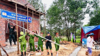 Tuổi trẻ Công an TP Huế giúp dân dựng lại nhà ở xuyên Tết dương lịch