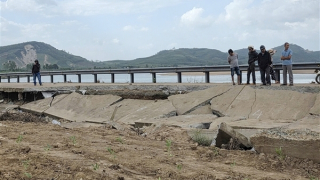 Khám nghiệm điều tra vụ sập "hàm ếch" bờ kè bên sông Ba khiến 4 người tử nạn