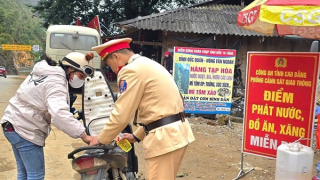 CSGT Cao Bằng phát nước, cấp xăng miễn phí cho người dân và du khách