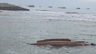 Tàu cá bị sóng đánh chìm, 1 thuyền viên mất tích