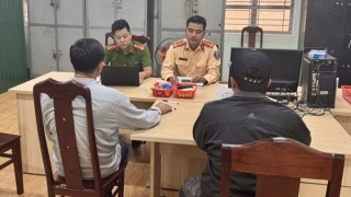 Triệu tập tài xế xe khách tạt đầu, chặn xe ngược chiều trên Quốc lộ