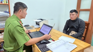 Tạm giữ nam thanh niên dùng đũa tấn công tài xế taxi khi đang lưu thông