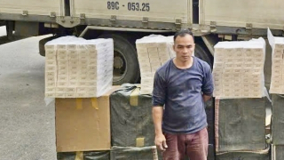 Phát hiện xe ô tô vận chuyển 12.500 bao thuốc lá lậu trên Quốc lộ 1A