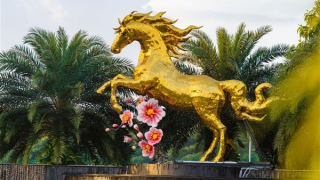 Linh vật Ngựa Vàng khổng lồ xuất hiện trước Sân bay Quốc tế Đà Nẵng