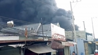 Dập tắt đám cháy xưởng mút xốp trong khu dân cư nghi chập điện