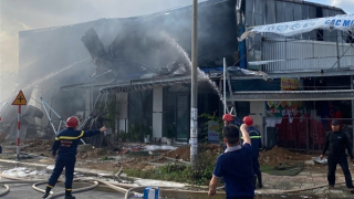 Cảnh sát dùng xe cẩu phá vách tôn, khống chế vụ cháy nổ cửa hàng vật liệu