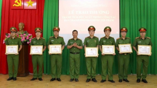 Trao thưởng các cá nhân phá án nhanh vụ cướp tiệm vàng ở Lâm Đồng