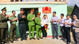 Công an Quảng Ngãi bàn giao căn nhà đầu tiên trong “Chiến dịch Quang Trung"
