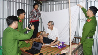 Vĩnh Long: Công an xã đến tận nhà cấp Căn cước cho người dân