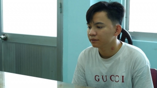 Thanh niên thủ súng đi dạo phố gặp phải Cảnh sát tuần tra