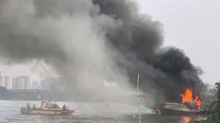 Kịp thời dập tắt đám cháy trên du thuyền đang neo ở sông Sài Gòn