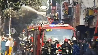 Cảnh sát PCCC nỗ lực dập tắt cháy lớn tại nhà 7 tầng ở Hà Đông