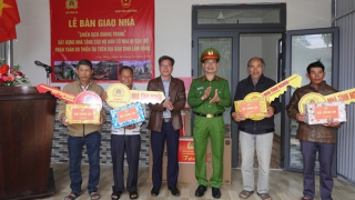 Thêm 4 gia đình được giao nhà và trao quà của Bộ Công an