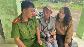 Công an xã ở Đắk Lăk xuyên đêm giúp tìm kiếm cụ ông 84 tuổi đi lạc hơn 20km